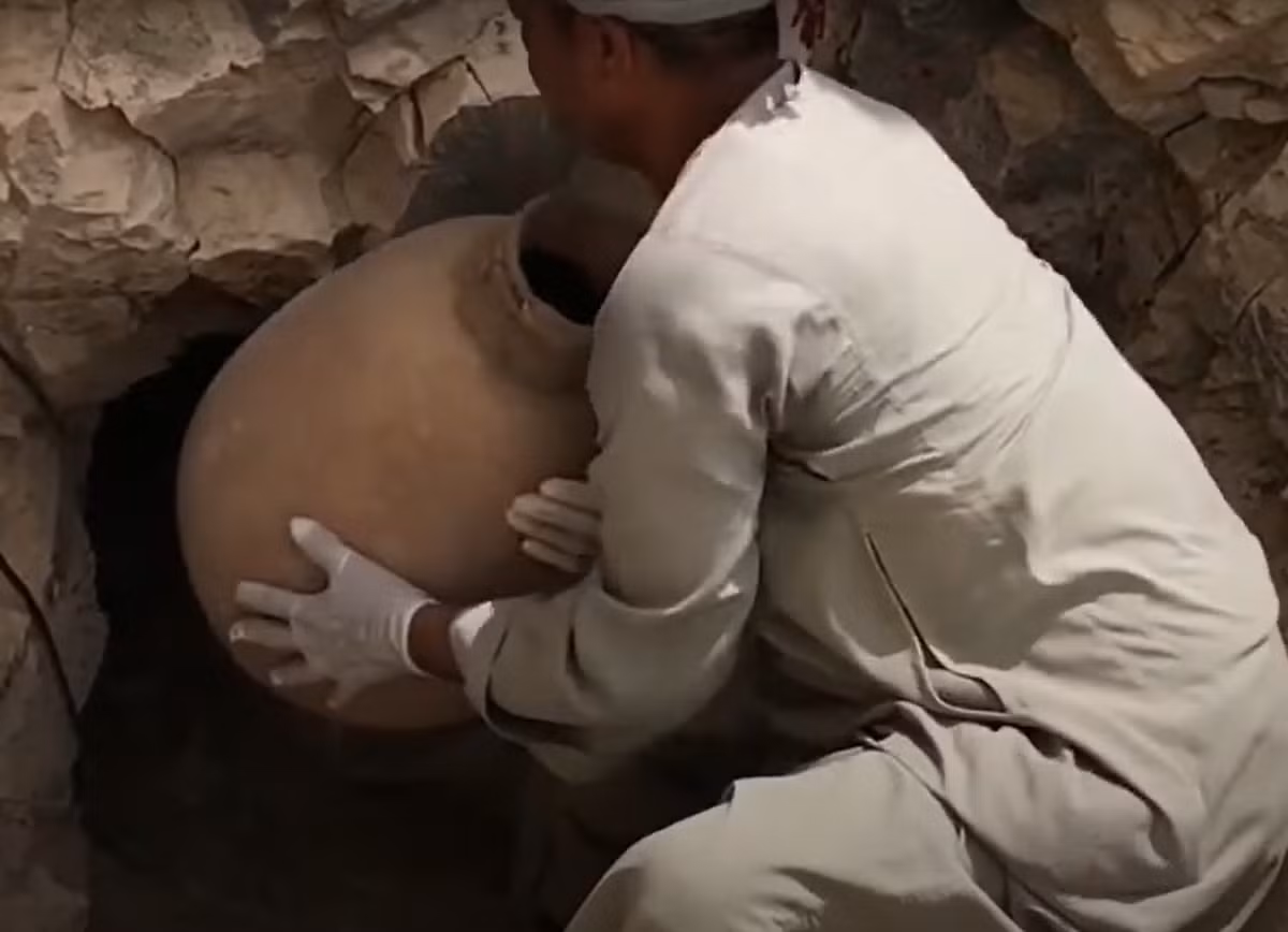 Tiến sĩ Mahmoud Afifi nói thêm rằng: “Việc xác định chi tiết những vật liệu có trong 56 chiếc lọ này trong tương lai sẽ có tầm quan trọng to lớn đối với việc hiểu các kỹ thuật ướp xác được sử dụng vào đầu Vương triều thứ XII của Ai Cập cổ đại”. Ảnh: @Bộ Khảo cổ học Ai Cập.