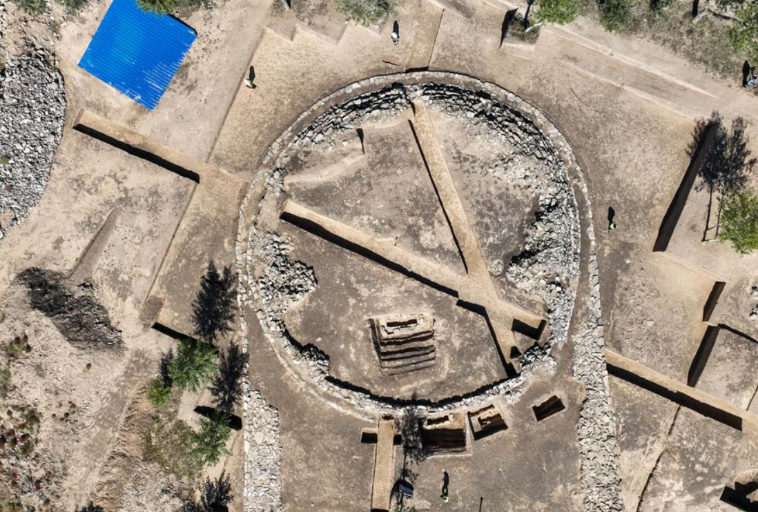 Hơn 600 hiện vật nghi lễ, chủ yếu được làm từ ngọc, gốm, đá, xương và vỏ sò, đã được tìm thấy. Ảnh: @Wang Xiao/ Chinadaily.