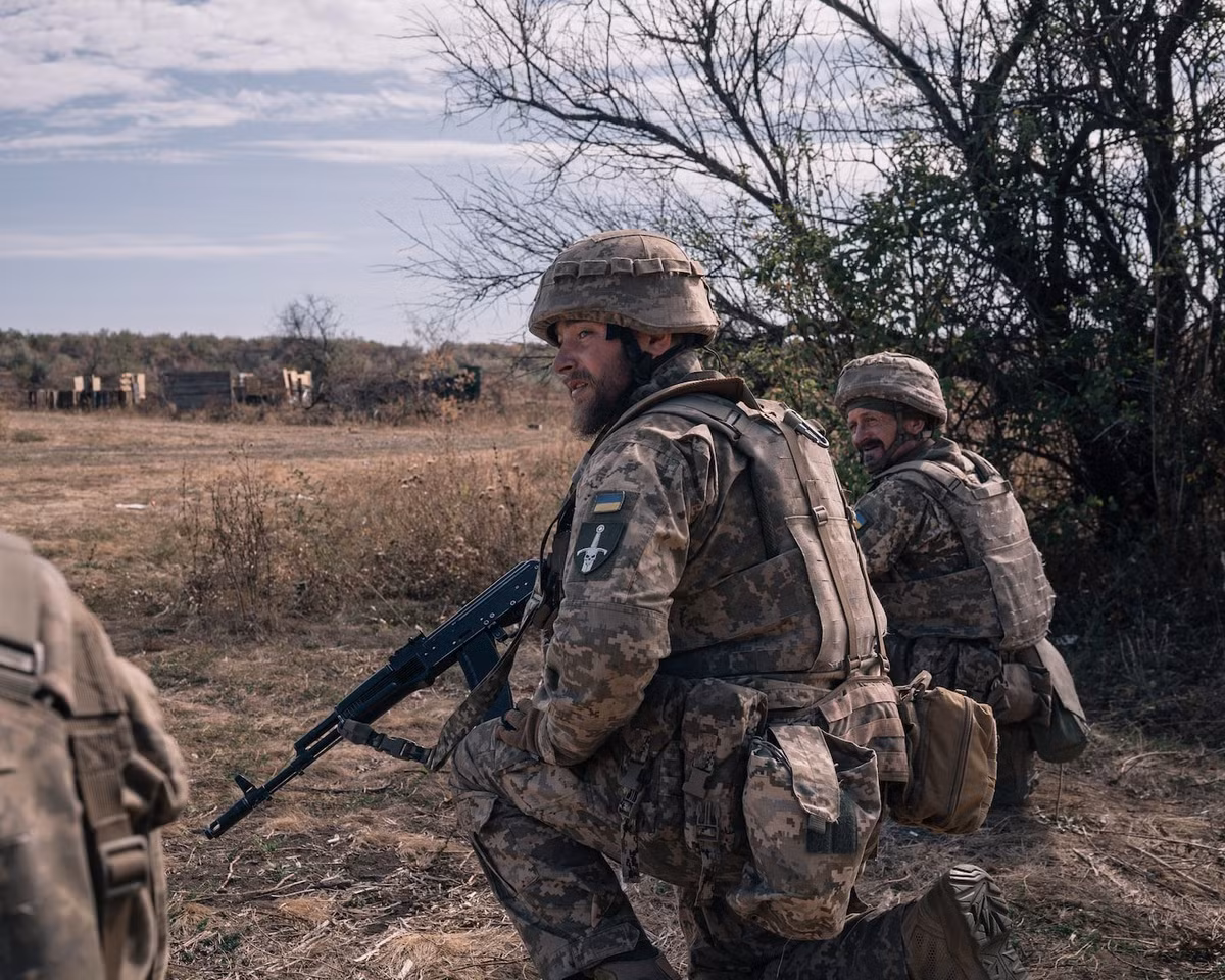 Theo báo cáo của Bộ Tổng tham mưu các lực lượng vũ trang Ukraine, chỉ riêng ngày 17/8/2025, Quân đội Nga đã thực hiện tới chín cuộc tấn công vào các vị trí của Ukraine. Các bản đồ chiến sự chính thức cùng ngày cho thấy khu vực Toretsk bị bao vây bởi nhiều mũi tiến công, đặt ra áp lực phòng thủ không nhỏ cho quân Ukraine.