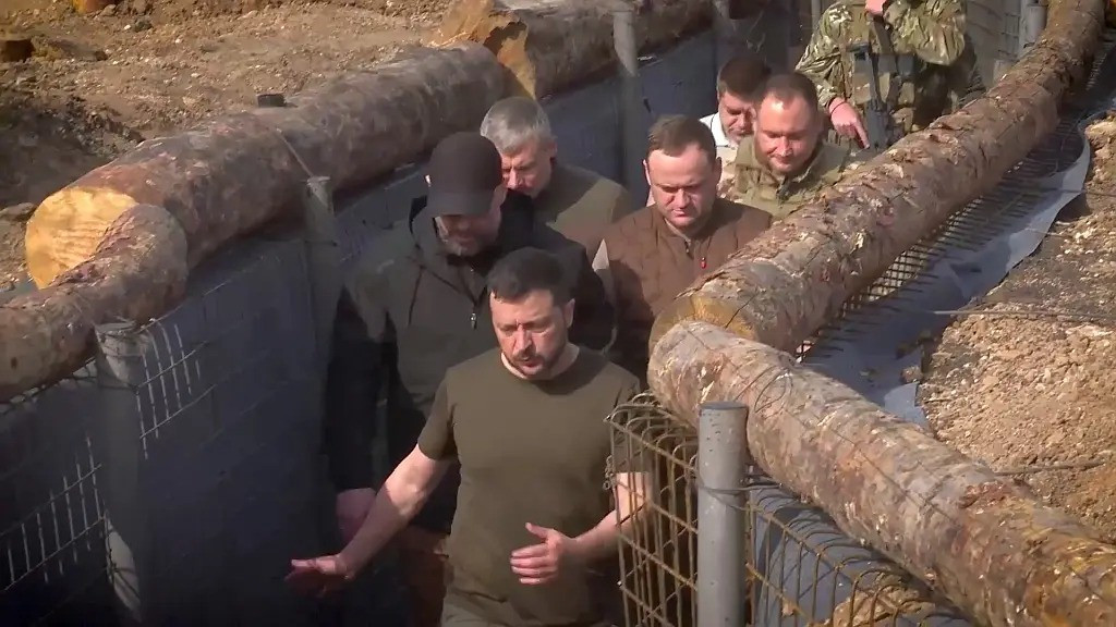 Dù Avtostrada tuyên bố tiến độ đạt tới 500 mét đường mỗi ngày, nhưng mức độ minh bạch của dự án vẫn rất hạn chế. Các tuyến đường cụ thể không được công bố, chiều dài thực tế bị “mã hóa”, trong khi dữ liệu công khai cho thấy chi phí vật tư cơ bản không cao - đặc biệt khi nhiều đoạn chỉ sử dụng cột gỗ thay cho cột kim loại.