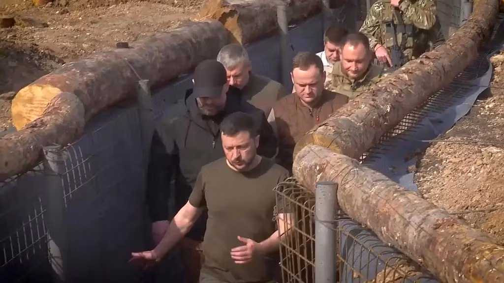 Dù Avtostrada tuyên bố tiến độ đạt tới 500 mét đường mỗi ngày, nhưng mức độ minh bạch của dự án vẫn rất hạn chế. Các tuyến đường cụ thể không được công bố, chiều dài thực tế bị “mã hóa”, trong khi dữ liệu công khai cho thấy chi phí vật tư cơ bản không cao - đặc biệt khi nhiều đoạn chỉ sử dụng cột gỗ thay cho cột kim loại.