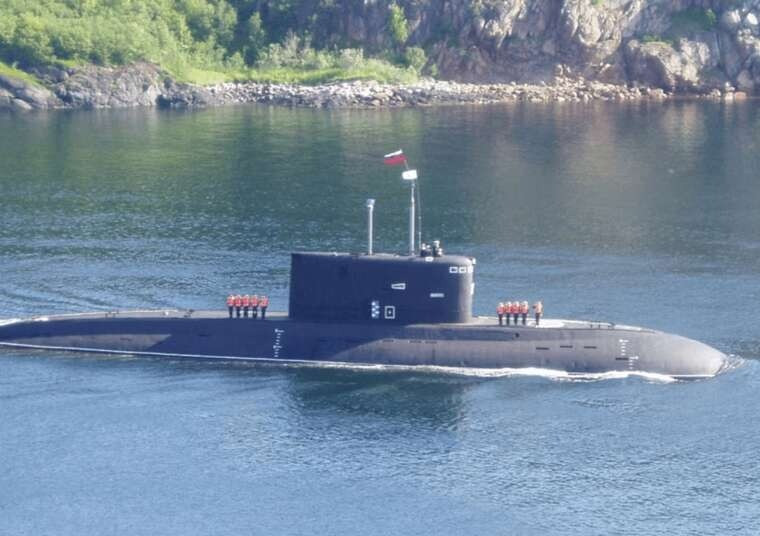 Về hỏa lực, tàu ngầm Project được trang bị sáu ống phóng ngư lôi 533 mm, có khả năng phóng ngư lôi hạng nặng, rải thủy lôi và phóng tên lửa hành trình Kalibr từ trạng thái lặn. Theo SBU, chiếc tàu bị tấn công mang theo bốn bệ phóng Kalibr, gắn trực tiếp với các đòn tập kích tầm xa của Nga nhằm vào Ukraine.