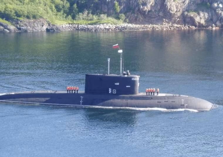 Về hỏa lực, tàu ngầm Project được trang bị sáu ống phóng ngư lôi 533 mm, có khả năng phóng ngư lôi hạng nặng, rải thủy lôi và phóng tên lửa hành trình Kalibr từ trạng thái lặn. Theo SBU, chiếc tàu bị tấn công mang theo bốn bệ phóng Kalibr, gắn trực tiếp với các đòn tập kích tầm xa của Nga nhằm vào Ukraine.