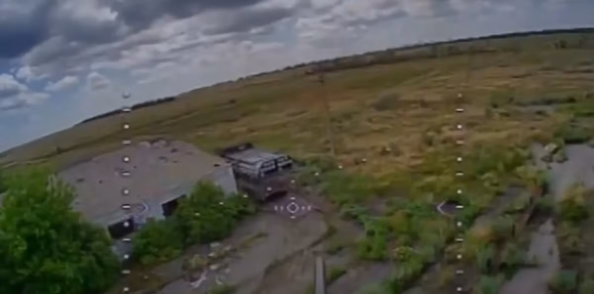 Cuộc tấn công do Tiểu đoàn tinh nhuệ “Raid” thực hiện đã phá hủy hoàn toàn bệ phóng M1991 và gây ra vụ nổ cực kỳ lớn, do máy bay không người lái (UAV) của Ukraine mang tên lửa tấn công trực tiếp. Ảnh: @Tiểu đoàn tinh nhuệ “Raid”.