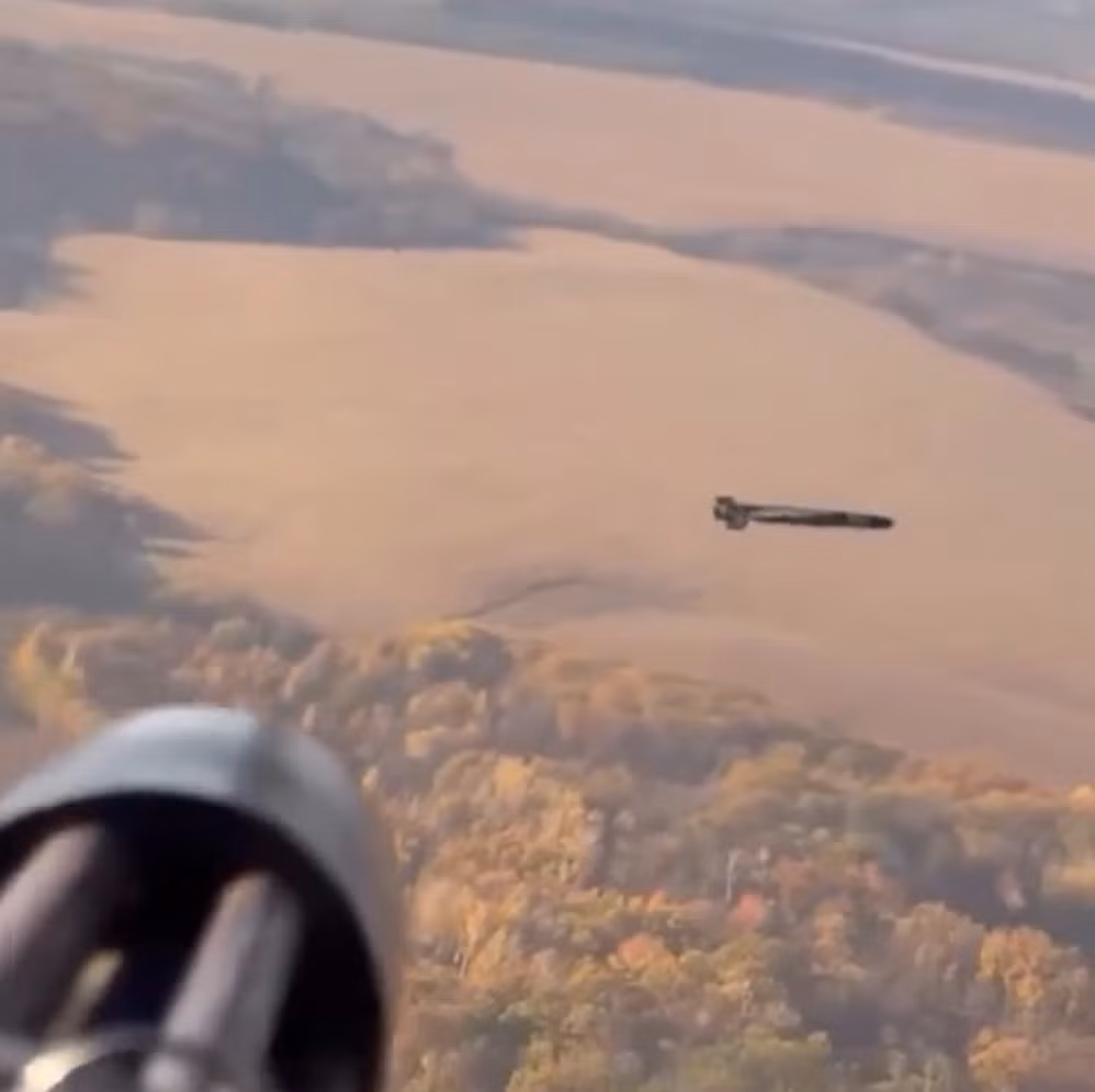 Đoạn clip này xuất hiện vào thời điểm Nga đang triển khai hàng trăm máy bay không người lái mỗi ngày — con số này vẫn tiếp tục tăng — trong khi lực lượng phòng thủ Ukraine huy động mọi nguồn lực sẵn có để chống lại mối đe dọa này. Ảnh: @Archer83Able.