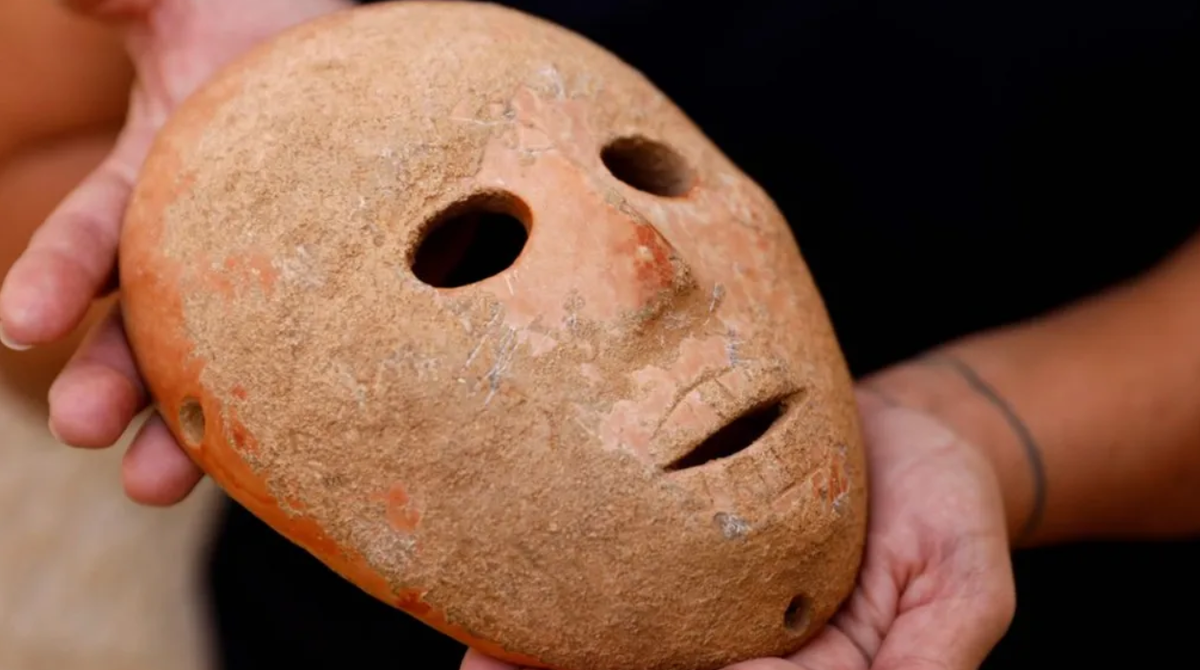 Chiếc mặt nạ đá này cũng có bốn lỗ buộc được đục ở các vị trí khác nhau dùng để xỏ dây, đính chặt nó vào mặt người đeo hoặc gắn trên cột trong các nghi lễ. Ảnh: @Yonatan Sindel/Flash90.