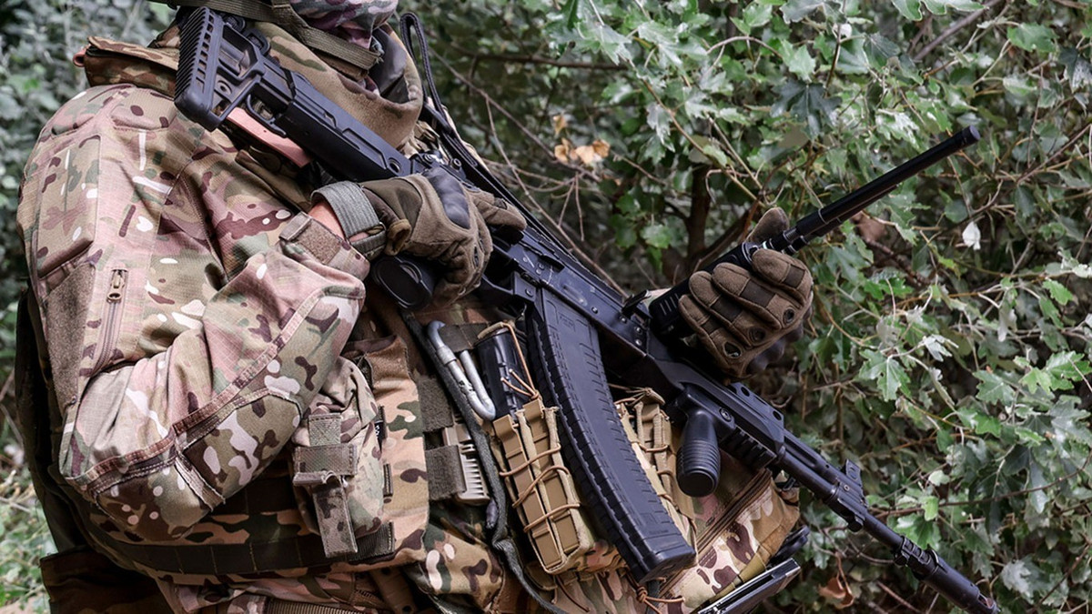 Bối cảnh căng thẳng này diễn ra khi cả hai bên đều muốn giành lợi thế trước thềm hội nghị Trump-Putin tại Alaska. Tổng thống Mỹ đã úp mở rằng thỏa thuận hòa bình có thể yêu cầu Ukraine nhượng lại một phần lãnh thổ, điều mà Kiev kiên quyết phản đối. Ông Zelensky khẳng định: “Chúng tôi sẽ không rời Donbass. Nếu mất Donbass, đó sẽ là bàn đạp cho một cuộc tấn công mới của Nga”.