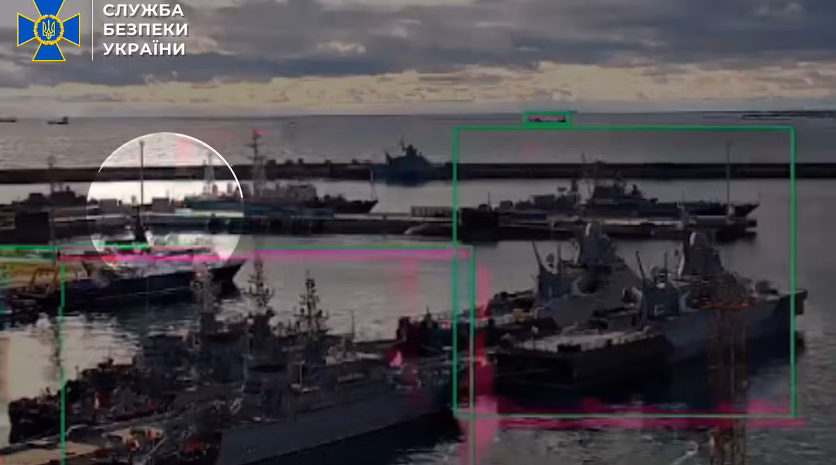 Các quan chức Ukraine cho biết, tàu ngầm Project 636.3 lớp Varshavyanka này mang theo bốn bệ phóng tên lửa hành trình Kalibr, nhấn mạnh tầm quan trọng chiến lược tấn công mục tiêu của Nga. Ảnh: @Служба безпеки України.