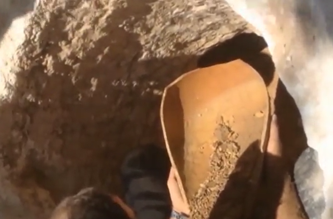 Tiến sĩ Dafna Langgut cho rằng, trong thời kỳ này cây chà là tượng trưng cho sự sinh sôi và trẻ hóa và chiếc bình đựng quả chà là, sim, và cả chiếc bình được cóc không đầu nằm trong số những đồ dâng cúng cho người mất, để họ mang theo khi sang thế giới bên kia. Ảnh: @Cơ quan Cổ vật Israel.