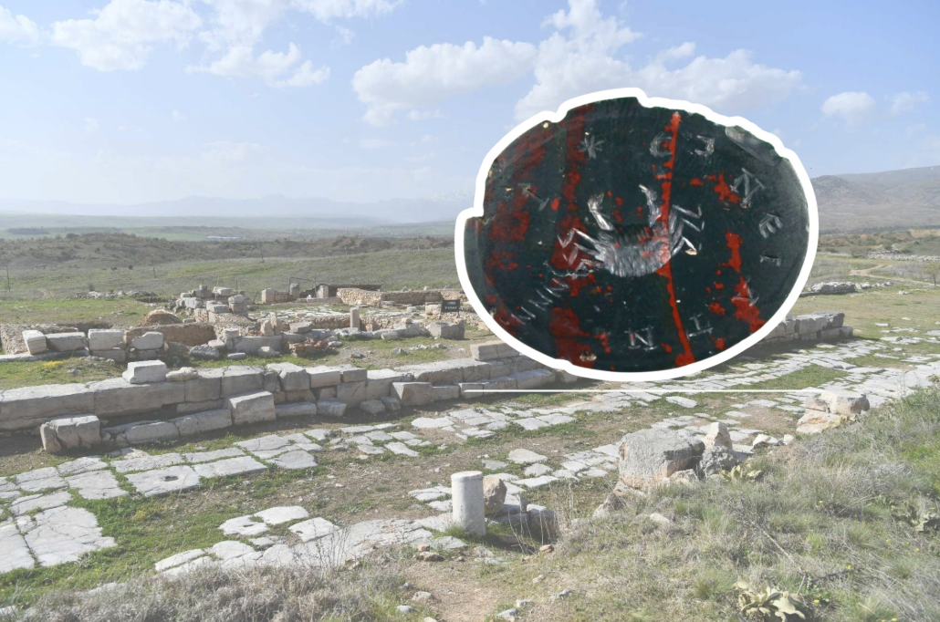 Đó là một viên đá màu đen, có khắc lõm hình con cua, ước tính viên đá này có niên đại từ thời kỳ Hy Lạp hóa (năm 323–30 Trước Công Nguyên). Ảnh: @Đại học Süleyman Demirel.