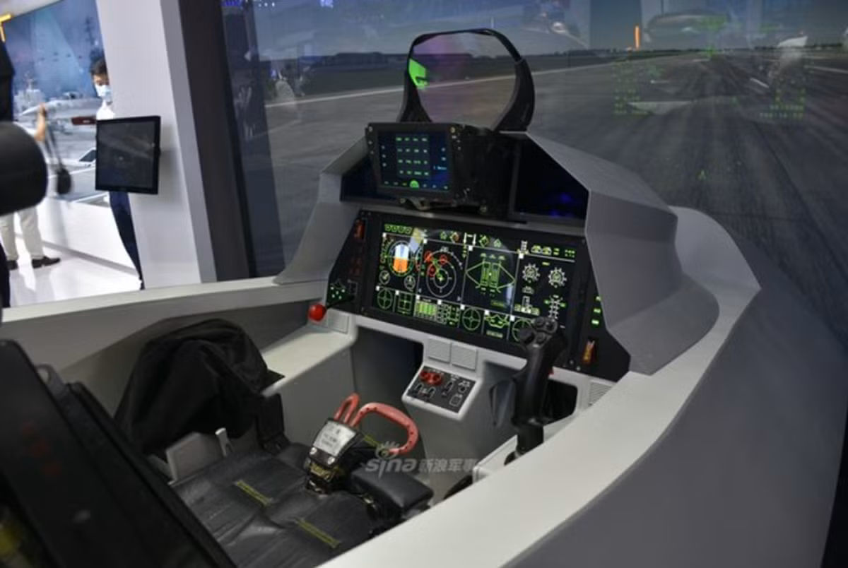 Sự kết hợp giữa máy bay chiến đấu tàng hình trên đất liền và một biến thể hoạt động trên tàu sân bay có thể tăng cường khả năng triển khai lực lượng của Trung Quốc, thách thức Mỹ và các đồng minh của nước này trong khu vực Thái Bình Dương vốn đã rất căng thẳng. Tuy nhiên, việc thiếu bằng chứng cụ thể khiến chúng ta phải thận trọng. Lịch sử cho thấy các nền tảng quân sự mới thường phải đối mặt với sự chậm trễ và thất bại, như đã thấy với F-35 và Su-57. Ảnh: @ Air Data News.