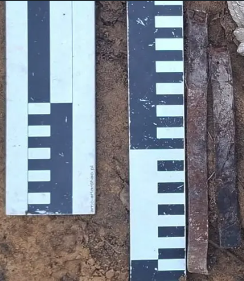 Ngoài ra, các chuyên gia còn tìm thấy một chiếc thắt lưng da và các mảnh vỡ của một chiếc khăn choàng nghi lễ có khắc dòng chữ “12th PAL”. Ảnh: @Nhóm Bảo vệ Di tích Pháo đài.