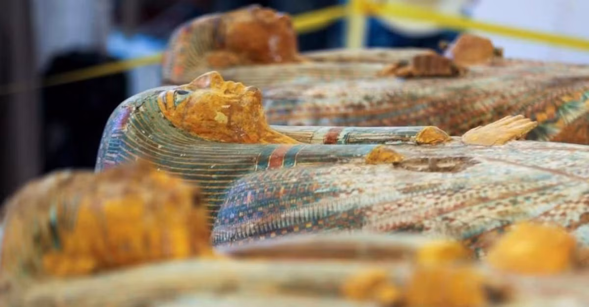 Đó là ba chiếc quan tài bằng gỗ ước tính có niên đại từ triều đại thứ 18 (khoảng năm 1.550-1.295 Trước Công Nguyên). Ảnh: @Viện Khảo cổ học phương Đông Pháp (IFAO)/ Đại học Strasbourg.