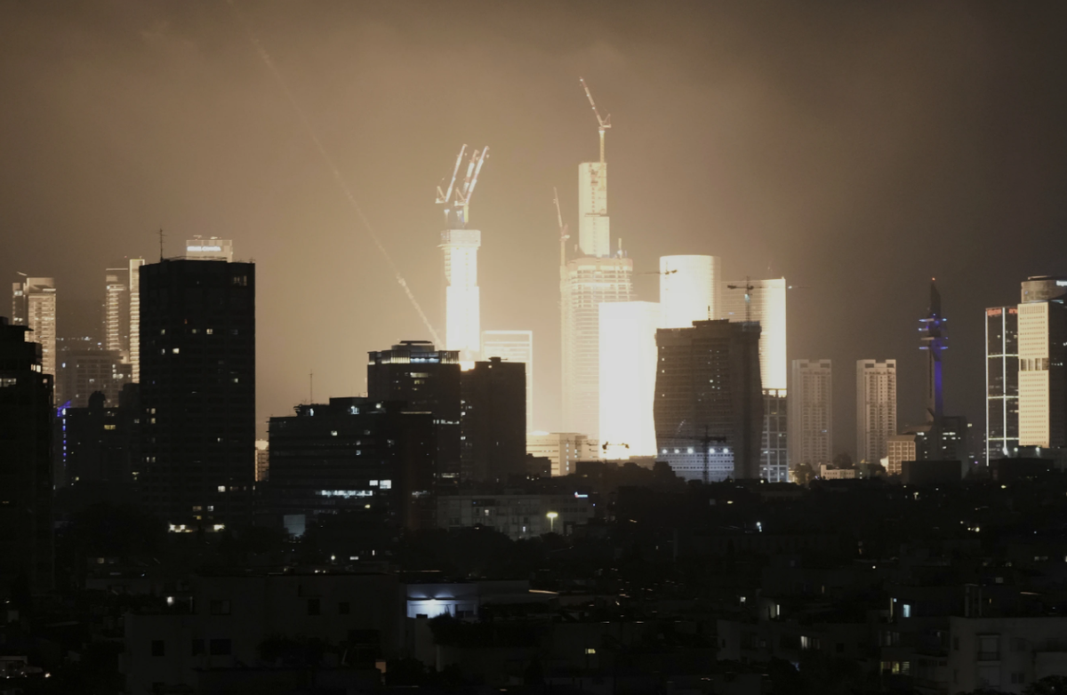 Theo truyền thông Israel, Iran đã tiến hành các cuộc không kích trả đũa vào Israel thông qua khoảng 100 tên lửa đạn đạo, với những tiếng nổ được nghe thấy ở Jerusalem và Tel Aviv, hai thành phố lớn nhất của nước này. Tiếng còi báo động không kích vang lên khắp Israel, khi chính quyền kêu gọi người dân tìm nơi trú ẩn. Ảnh: @Leo Correa.