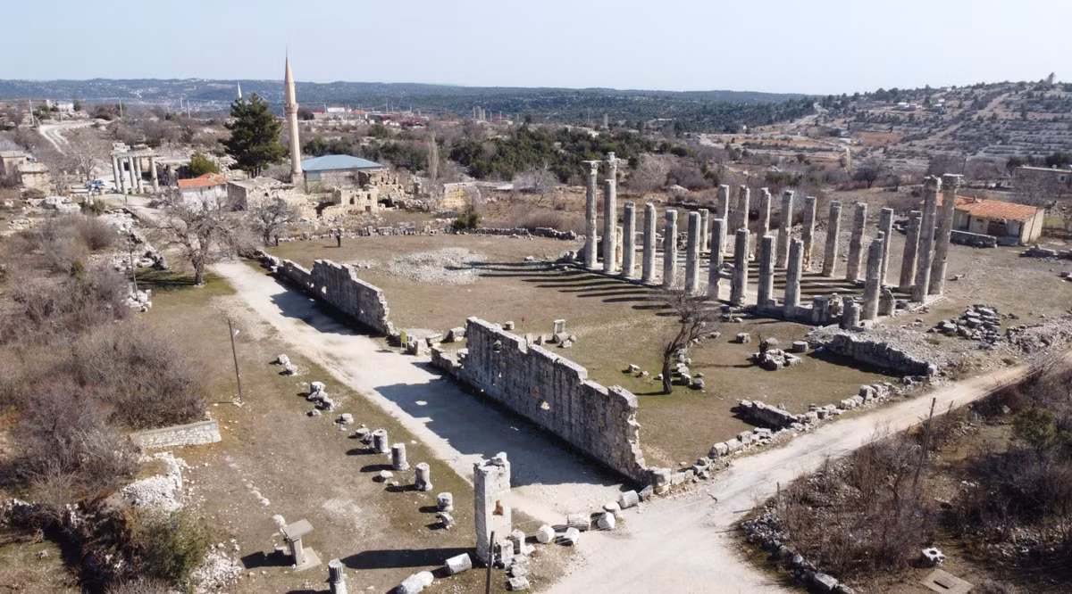 Uzuncaburç, ở Mersin, miền nam Thổ Nhĩ Kỳ là một trong những thành phố cổ được bảo tồn tốt nhất từ thời Hy Lạp hóa. Các cuộc khai quật tại đây đã phát hiện ra những con đường được quy hoạch, cổng thành, đài phun nước hoành tráng, đền thờ và một nhà hát La Mã cổ đại. Ảnh: @ Bộ Văn hóa và Du lịch Thổ Nhĩ Kỳ.