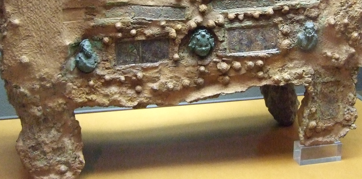 Các nhà khảo cổ đã gia cố để bảo vệ các bộ phận kim loại khỏi bị oxy hóa và rương gỗ khỏi bị mục nát. Ảnh: @Viện Di sản Văn hóa Tây Ban Nha.