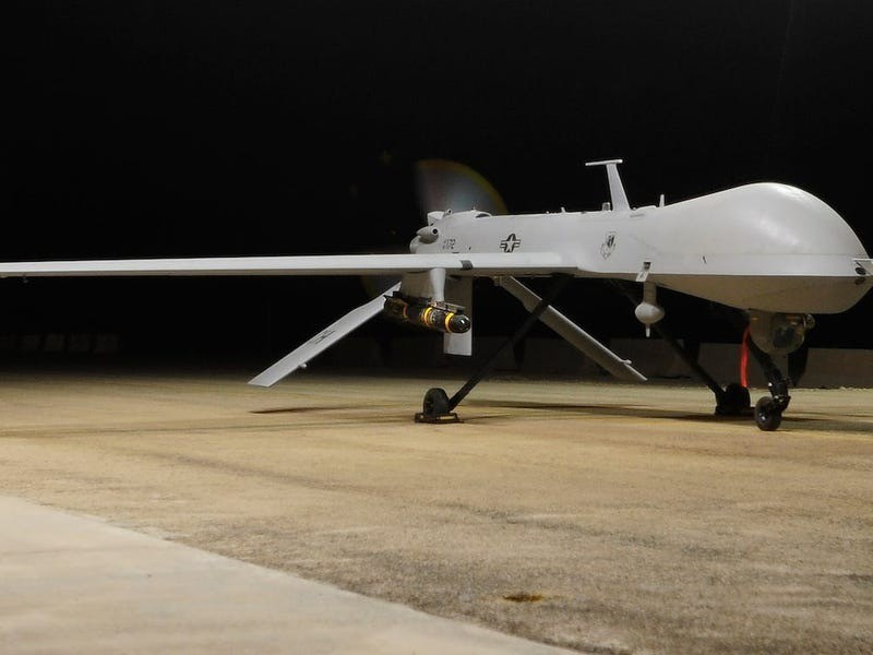 Một câu hỏi lớn đặt ra: liệu có thể khai hỏa vào vật thể chưa được xác định danh tính rõ ràng? Trong môi trường tác chiến Yemen, nơi UAV Houthi liên tục tấn công, quyết định này có thể dựa vào đánh giá mối đe dọa tức thời, nhưng vẫn gây tranh cãi về nguyên tắc.