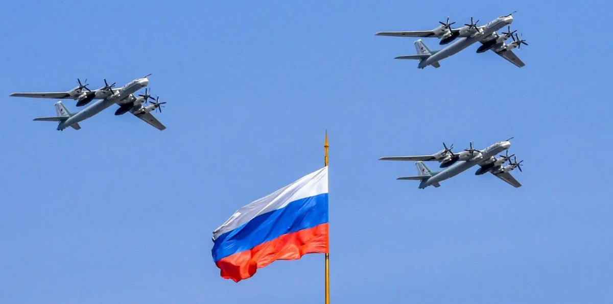 Tu-95, được gọi là "Bear" theo thuật ngữ của NATO, là máy bay ném bom tầm xa, chạy bằng động cơ tua-bin cánh quạt có khả năng mang theo tới 16 tên lửa hành trình và hoạt động trên những khoảng cách xa, bao gồm cả tuần tra gần không phận NATO. Ảnh: @ militarnyi.