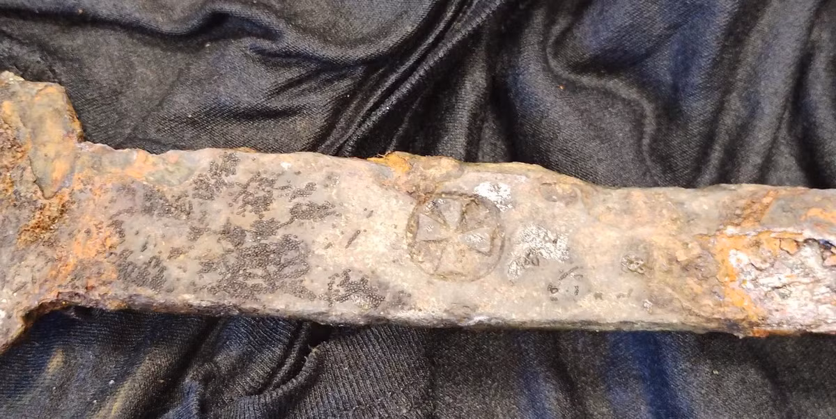 Trên tay cầm có biểu tượng chữ thập lạ, có thiết kế tương tự như chữ thập Maltese được Hiệp sĩ dòng Hospitaller hoặc dòng Templar sử dụng, tuy nhiên, bất kỳ mối liên hệ nào từ thanh kiếm với các dòng tôn giáo hiệp sĩ này hiện mới chỉ là suy đoán ban đầu. Ảnh: @Andrzej Korpikiewicz.