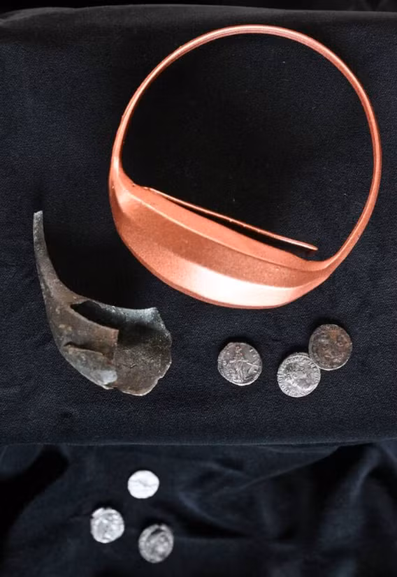 Theo chuyên gia khảo cổ Balázs Komoróczy đến từ Viện Hàn lâm Khoa học Séc giải thích, chiếc ví kim loại này có thể thuộc về người lính La Mã cổ xưa đã đóng quân tại khu vực này từ năm 172 đến năm 180 Sau Công nguyên trong Chiến tranh Marcomanni, một chiến dịch chống lại người German Marcomanni, người Quadi và người Sarmatian Iazyges. Ảnh: @Viện Hàn lâm Khoa học Séc.