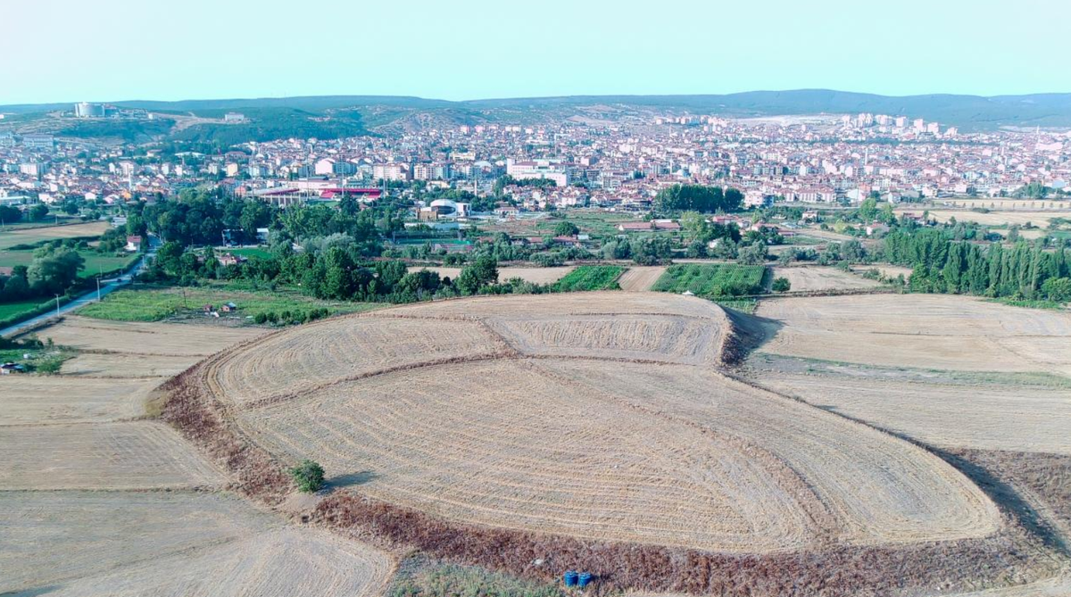 Cấu trúc phân tầng của nó chứng minh sự cư trú liên tục, với các không gian sinh hoạt, khu vực sản xuất và là nơi diễn ra các nghi lễ. Nghiên cứu khảo cổ học hiện đại đã công nhận tầm quan trọng chiến lược của địa điểm này, nhưng một khám phá gần đây nhất đã cung cấp những hiểu biết mới và quan trọng về tổ chức đời sống hàng ngày và tôn giáo. Ảnh: @MehmetNuriErsoy.