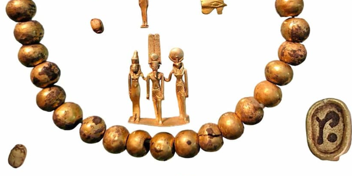 Người ta cũng tìm thấy trâm cài và bùa hộ mệnh bằng kim loại mô tả các vị thần dưới hình dạng động vật, cùng với một số lượng lớn hạt trang trí, một số trong đó được mạ vàng. Ảnh: @Bộ Du lịch và Cổ vật Ai Cập.