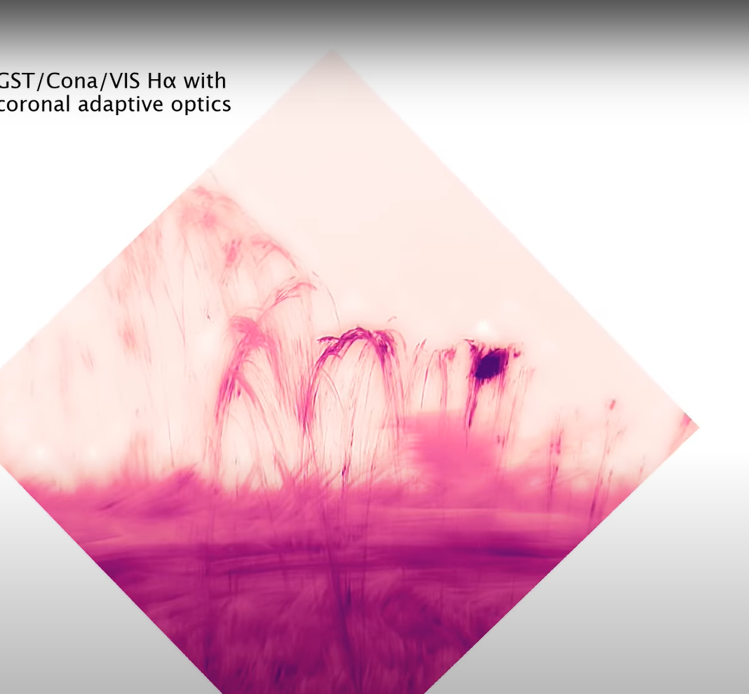 Khả năng ấn tượng của hệ thống quang học thích ứng mới Cona đã giúp mang lại những hình ảnh và video rõ nét nhất về các cấu trúc tinh tế trong vành nhật hoa của Mặt trời cho đến nay. Trong số những quan sát mới cho thấy những chi tiết đáng kinh ngạc: một vết lồi trên Mặt trời nhanh chóng thay đổi hình dạng, các dòng plasma hỗn loạn và sự sụp đổ của các luồng plasma mỏng manh. Ảnh: @Ape Loves Bananas.