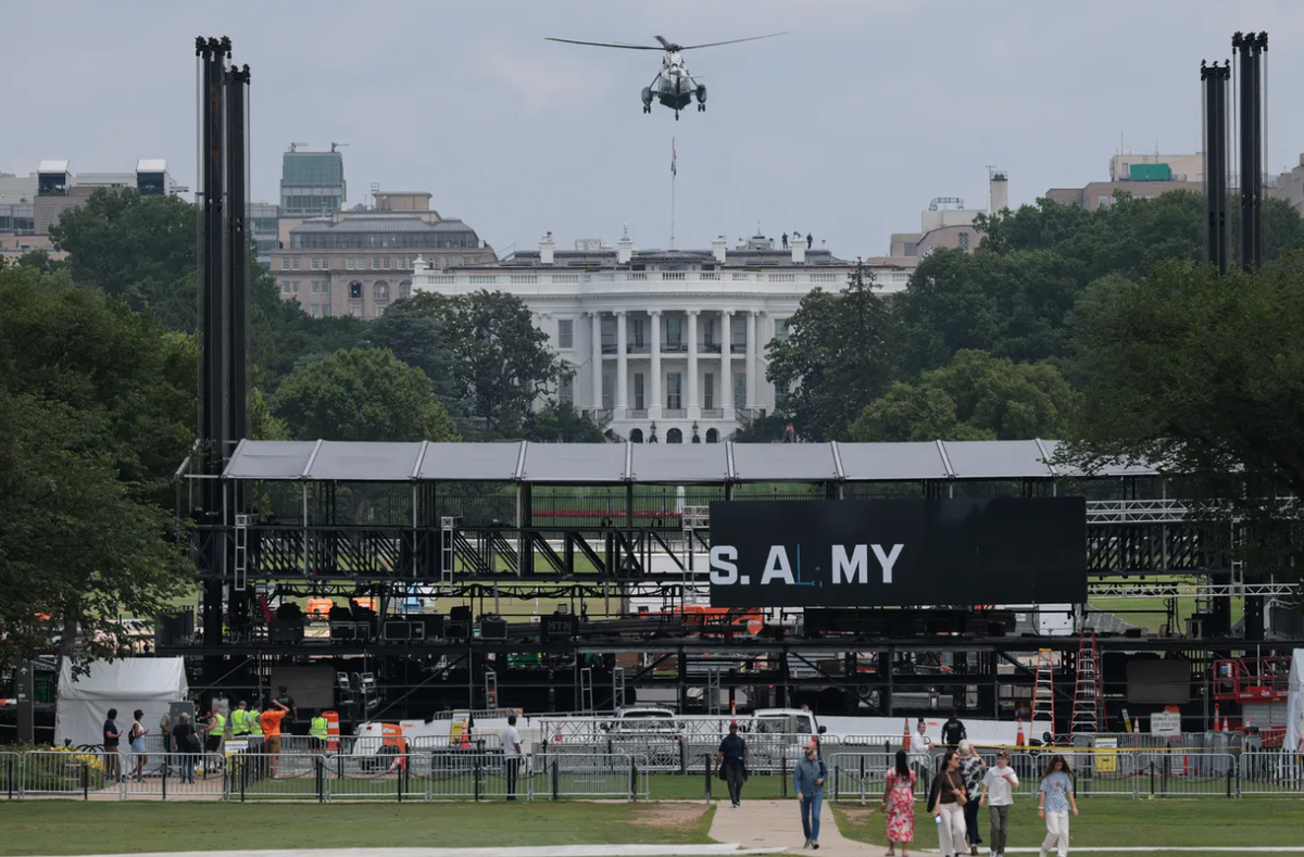 Đây là cảnh trực thăng Marine One chở Tổng thống Mỹ Donald Trump hạ cánh tại Nhà Trắng hôm 9/6, bên dưới là toàn cảnh nhân viên đang dựng một bục sân khấu trước Nhà Trắng. Ảnh:@Jacquelyn Martin.