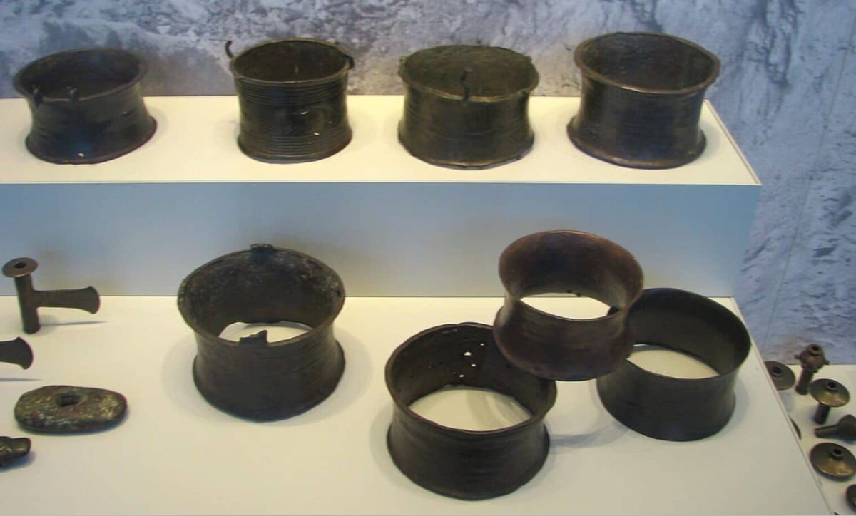 Kho báu bao gồm các vật phẩm làm bằng đồng, ngà voi và đá, phản ánh cả mục đích sử dụng trong nghi lễ bản địa cổ xưa và sinh hoạt hàng ngày. Ảnh: @Hanay / Wikimedia Commons.