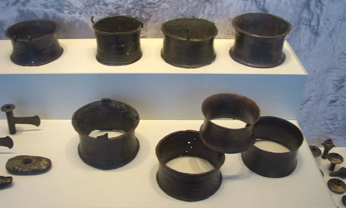 Kho báu bao gồm các vật phẩm làm bằng đồng, ngà voi và đá, phản ánh cả mục đích sử dụng trong nghi lễ bản địa cổ xưa và sinh hoạt hàng ngày. Ảnh: @Hanay / Wikimedia Commons.