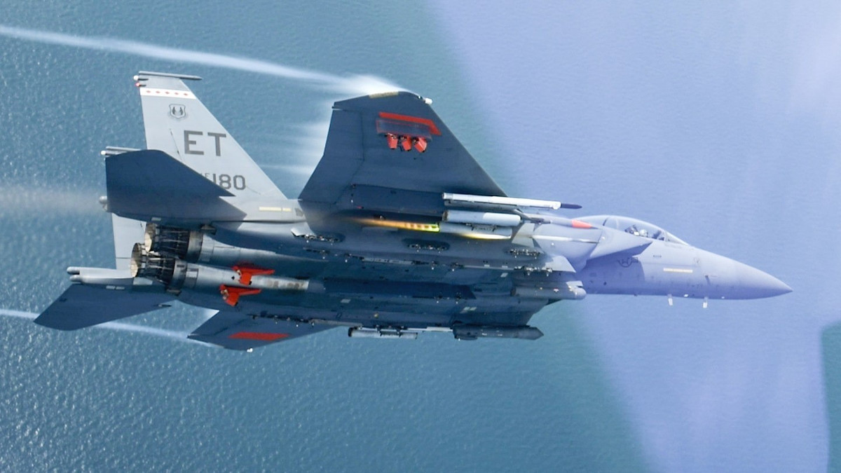 Không quân Mỹ vừa công bố hình ảnh F-15E Strike Eagle bắn thử tên lửa dẫn đường bằng laser AGR-20F, biến thể không đối không của hệ thống Advanced Precision Kill Weapon System II (APKWS II). Đây được coi là bước tiến lớn trong nỗ lực mở rộng khả năng phòng thủ trước làn sóng máy bay không người lái và tên lửa hành trình ngày càng gia tăng ở Trung Đông.