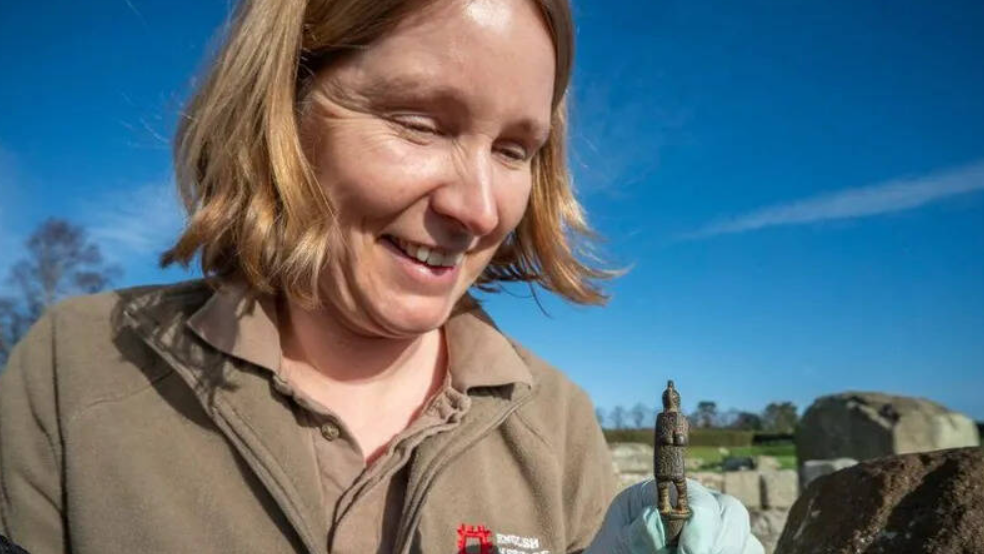 Điều kỳ thú là chiếc cán dao này có hình khắc một võ sĩ giác đấu La Mã. Ảnh: @Bảo tàng Corbridge Roman Town.