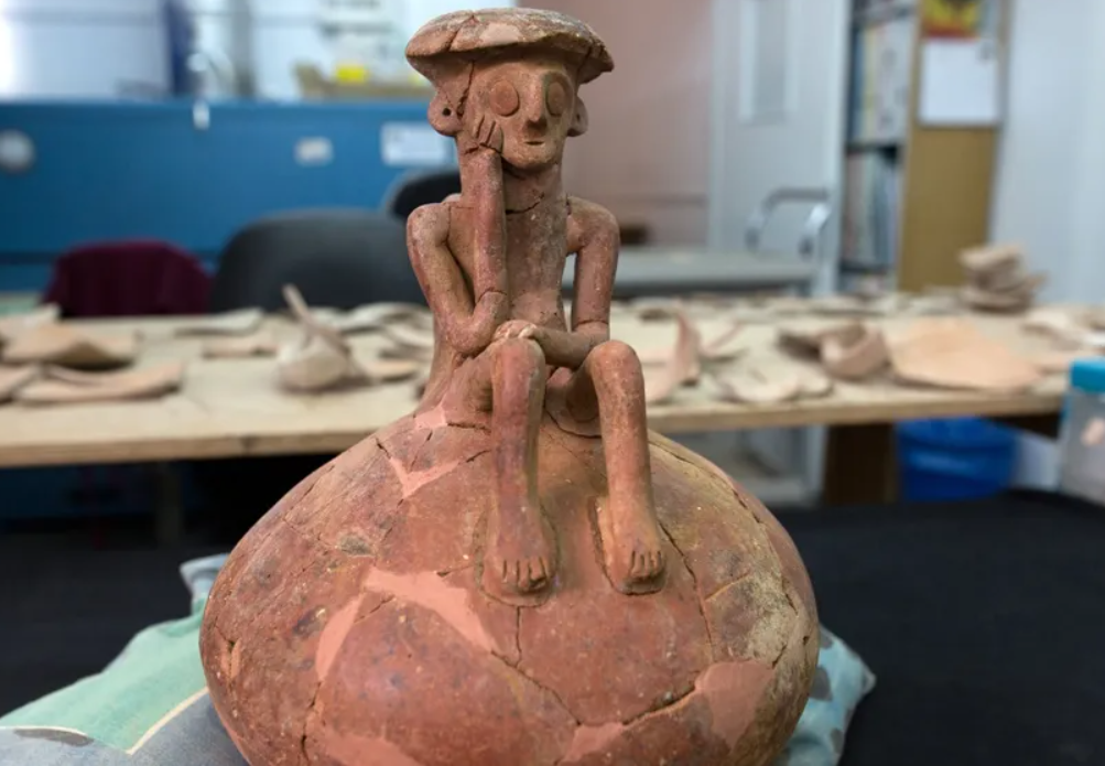 Đó là một chiếc bình gốm cổ độc đáo, ước tính có niên đại khoảng 3.800 năm tuổi. Ảnh: @Cơ quan Cổ Vật Israel.