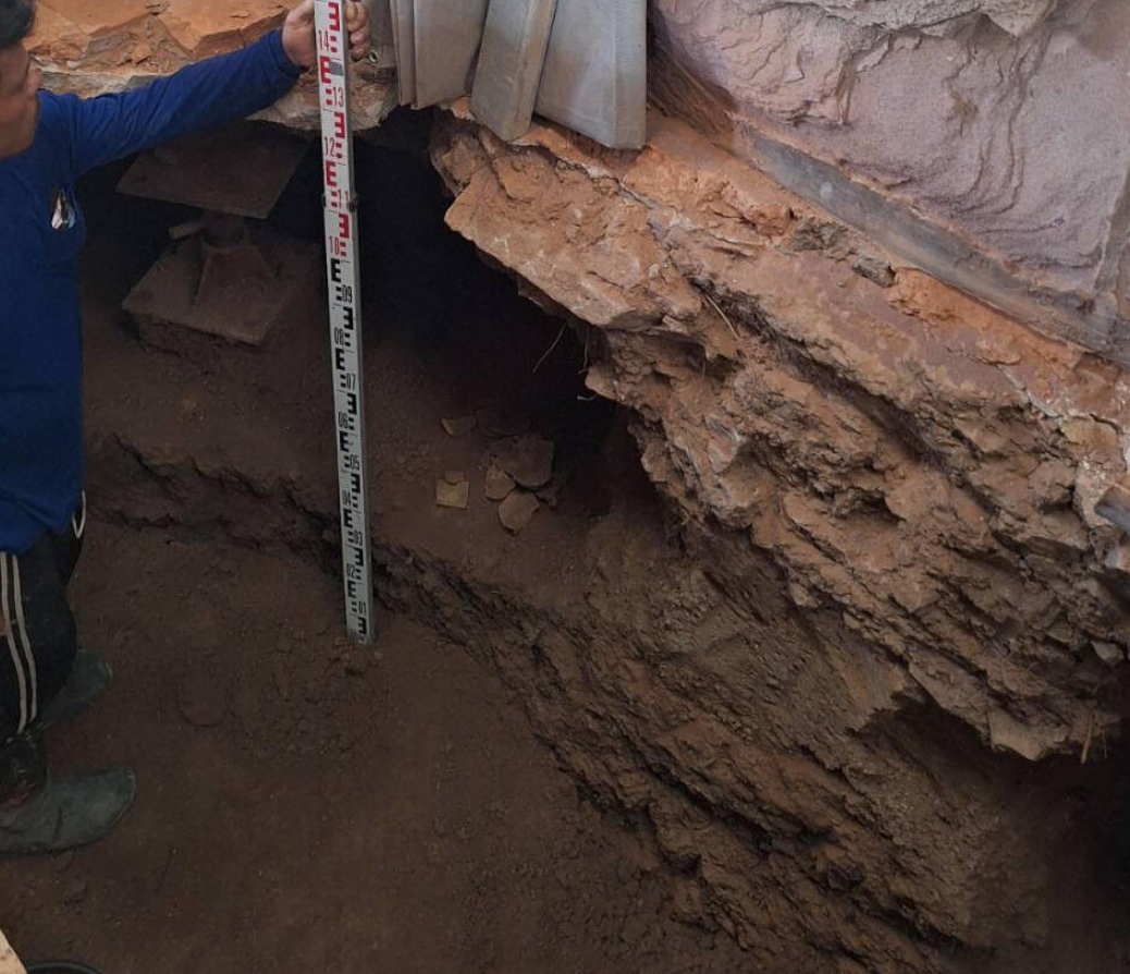 Các chuyên gia tin rằng, những tác phẩm kim loại này được tạo ra bằng kỹ thuật dập nổi - dùng búa đập kim loại từ mặt sau để tạo thành những hình ảnh chi tiết. Phương pháp này đòi hỏi sự chính xác và kiên nhẫn, phản ánh trình độ nghệ thuật điêu luyện và lòng sùng kính tâm linh của các nghệ nhân thời Dvaravati. Ảnh: @Cục Mỹ thuật Thái Lan.