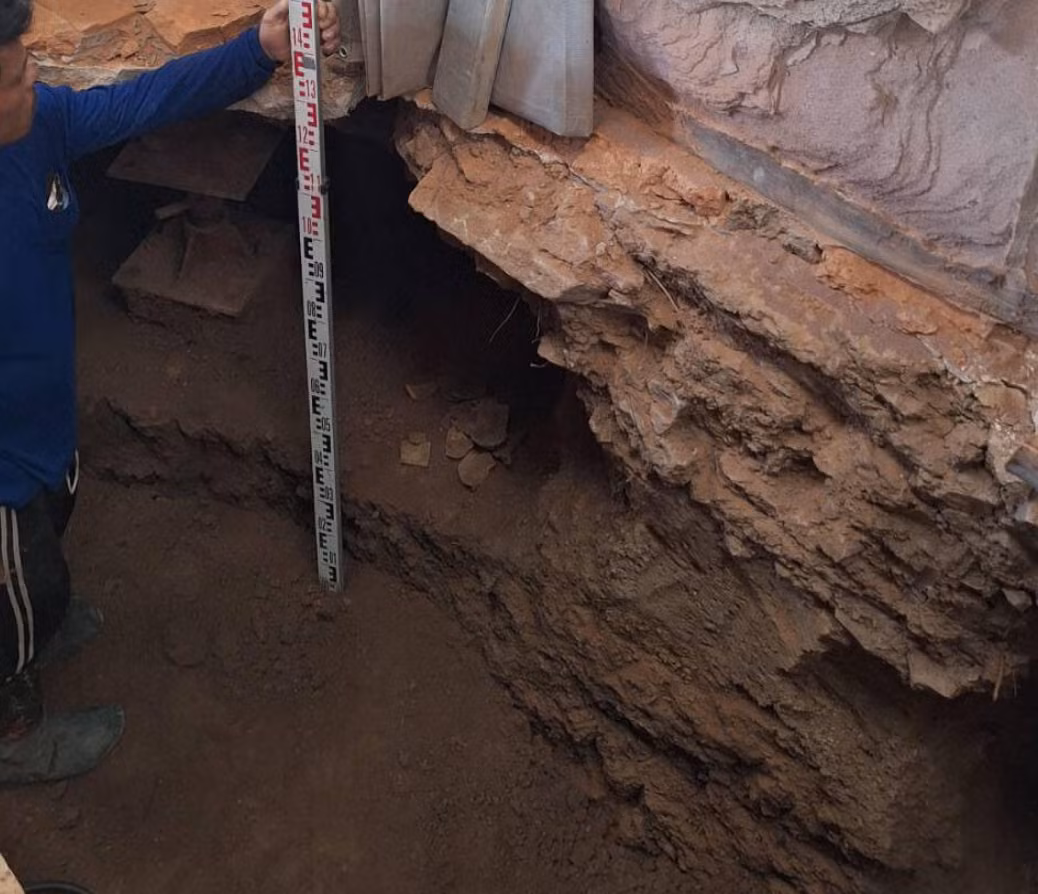 Các chuyên gia tin rằng, những tác phẩm kim loại này được tạo ra bằng kỹ thuật dập nổi - dùng búa đập kim loại từ mặt sau để tạo thành những hình ảnh chi tiết. Phương pháp này đòi hỏi sự chính xác và kiên nhẫn, phản ánh trình độ nghệ thuật điêu luyện và lòng sùng kính tâm linh của các nghệ nhân thời Dvaravati. Ảnh: @Cục Mỹ thuật Thái Lan.