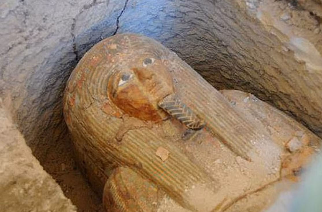 Nó khắc họa hình ảnh người quá cố đội tóc giả, vương miện với hoa và ruy băng đầy màu sắc, cùng với bộ râu nghi lễ và một chiếc vòng cổ đeo trên ngực. Ảnh: @Hội Đồng Cổ Vật Tối Cao Ai Cập.