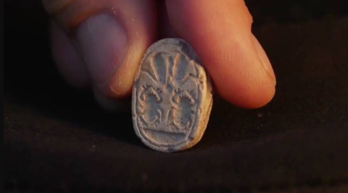 Tiến sĩ Daphna Ben-Tor, một chuyên gia về bùa hộ mệnh và con dấu cổ đại, đã kiểm tra hiện vật và xác định đó là một con bọ hung của người Canaan làm ra từ Thời Kỳ Đồ Đồng Giữa. Ảnh: @Cơ Quan Cổ Vật Israel.