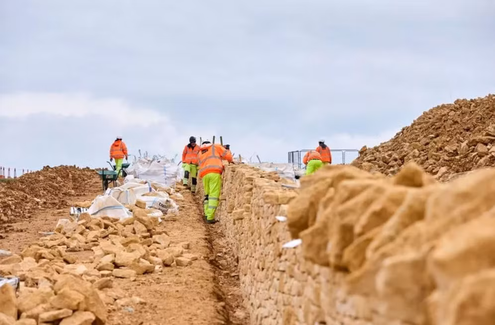 Cuộc khai quật trải dài trên quy mô diện tích 355.000 mét vuông, có sự tham gia của một nhóm gồm hơn 60 nhà khảo cổ học và 50 chuyên gia, giúp tiết lộ những phát hiện quan trọng có niên đại từ thời kỳ đồ đá giữa đến thời kỳ Chiến tranh thế giới thứ hai. Ảnh: @National Highways/Oxford Cotswold Archaeology.