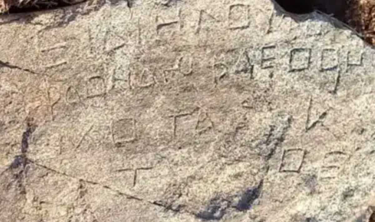 Dịch ra, nó có nghĩa là: “Đây là… của vua của các vị vua, Vima Tactu”, theo Nicholas Sims-Williams, một chuyên gia hàng đầu trong nghiên cứu ngôn ngữ Bactria. Ảnh: @Viện Hàn lâm Khoa học Quốc gia Tajikistan.