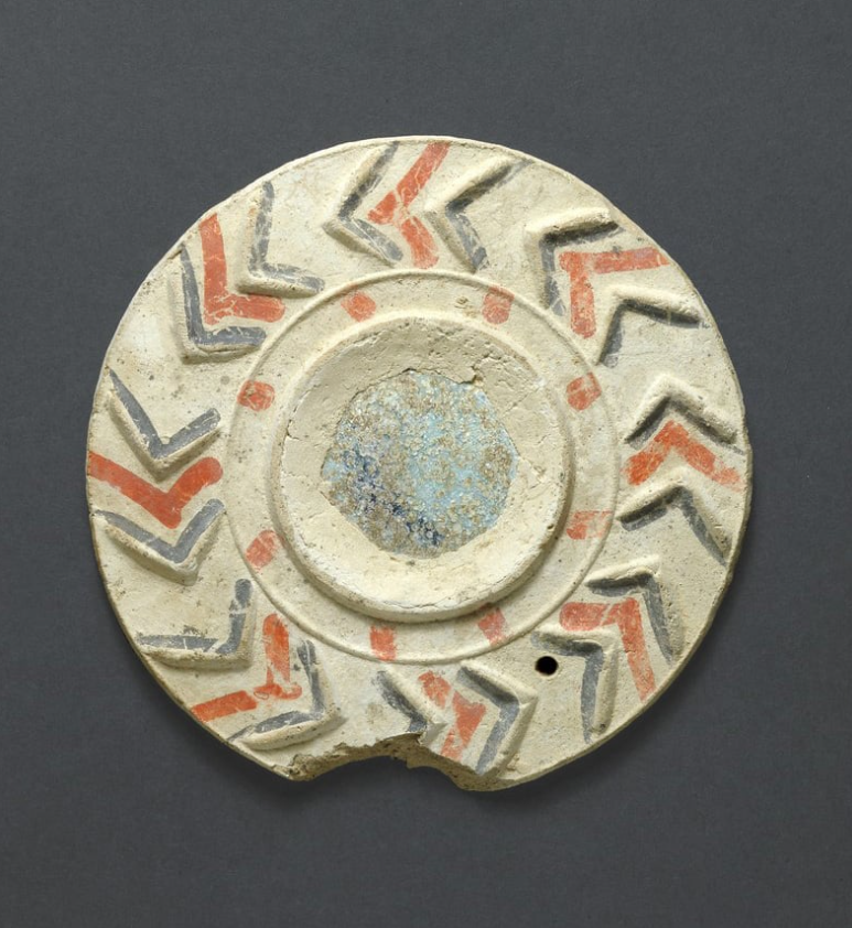 Và trong phát hiện mới nhất, nhóm khảo cổ học nghi vật thể lạ này là một mảnh "gương ma thuật" có tác dụng xua đuổi "con mắt quỷ dữ". Ảnh: @Cơ quan Cổ vật Israel.