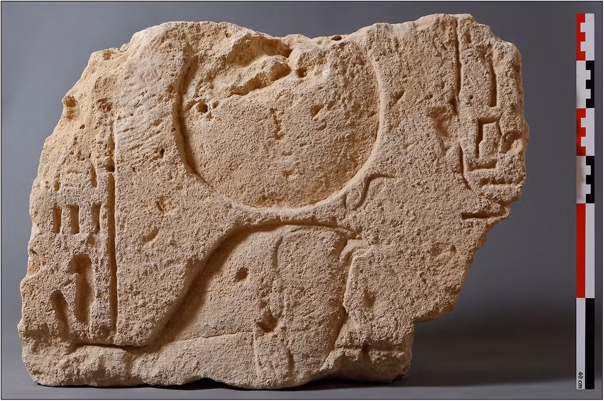 Một hiện vật đáng chú ý là nắp một chiếc bình có khắc tên Meritaten, con gái của Akhenaten và Nefertiti, cho thấy khu định cư này được thành lập vào thời kỳ triều đại thứ 18 (năm 1.550–1.292 Trước Công Nguyên) của Ai Cập cổ đại. Ảnh: @Sylvain Dhennin.