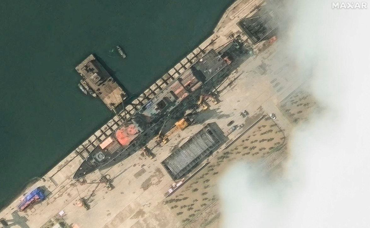 Hãng thông tấn xã trung ương Triều Tiên (KCNA) đưa tin, trong sự kiện hạ thủy tại cảng Chongjin ở phía đông bắc vào hôm 21/5, tàu khu trục hạm 5.000 tấn mới đã mất thăng bằng khi đang được hạ thủy, sau khi một ván đà trượt vận chuyển ở phần đuôi tàu trượt ra trước kế hoạch rồi bị kẹt. Ảnh: @KCNA.