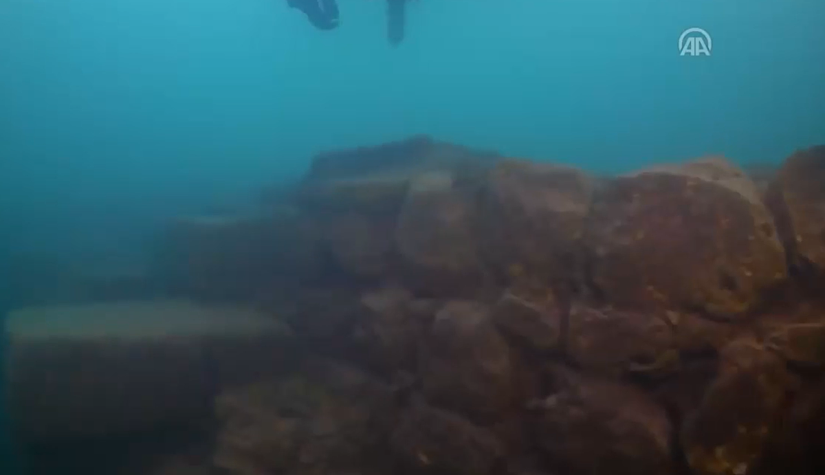 Tàn tích Lâu đài Urartu dưới nước này được cho là thuộc nền văn minh Urartu Thời Kỳ Đồ Sắt, còn được gọi là Vương quốc Van. Ảnh: @Đại học Van Yüzüncü Yıl.