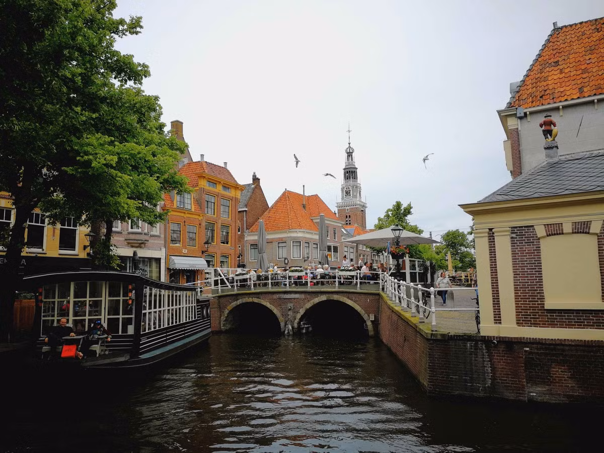 Các nhà khảo cổ học làm việc tại Alkmaar, một thành phố ở Hà Lan, đã phát hiện ra những hiện vật hấp dẫn có niên đại từ thế kỷ 15 trong quá trình khai quật một hố xí chứa chất thải dưới lòng đất. Ảnh: @Go Live Go Travel.