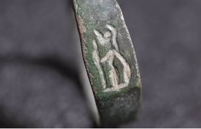 Kết quả thăm dò, phân tích khảo cổ học chuyên sâu cho thấy, đó là một chiếc nhẫn cổ ước tính có niên đại khoảng 1.800 năm tuổi. Ảnh: @Cơ quan Cổ vật Israel.