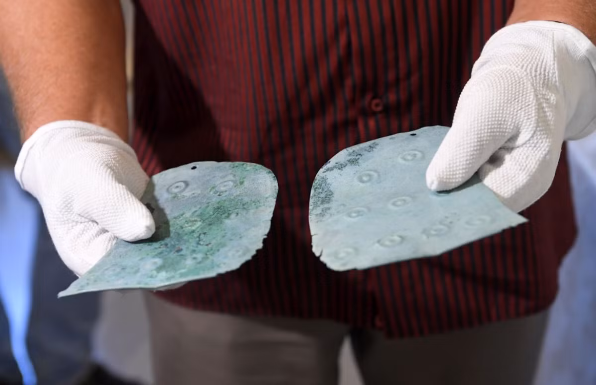 Mũ sắt Thời Kỳ Đồ Đồng rất hiếm ở châu Âu và gần như biến mất hoàn toàn ở Slovakia. Các nhà khảo cổ học tin rằng, chúng có thể đã được chế tác tại một xưởng ở phía bắc dãy Apennine, sau đó được vận chuyển qua các đèo núi Alps và cuối cùng đến lưu vực Carpathian. Còn phần bảo vệ tay xoắn ốc có thể được sản xuất ngay tại địa phương. Ảnh: @Bảo tàng Đông Slovakia.