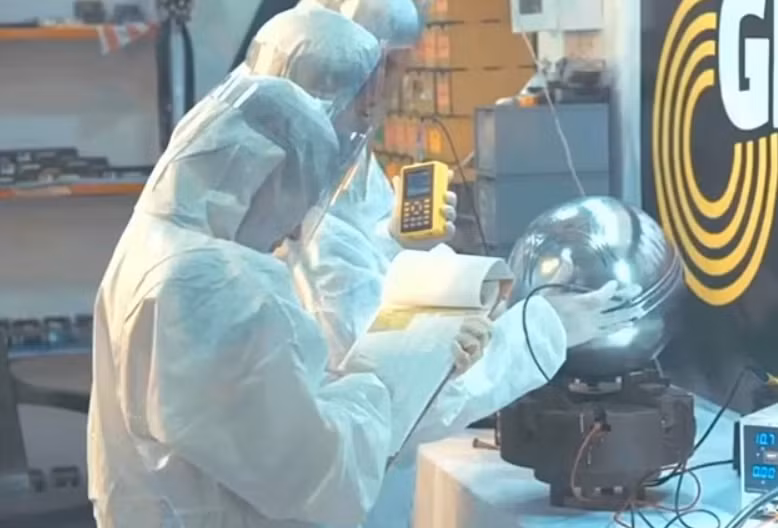 Còn Tiến sĩ Jose Luis Velazquez cho rằng: “Chúng tôi đoán những dòng chữ viết, ký tự trên khối cầu như một thông điệp gửi đến nhân loại, khuyến khích sự thay đổi nhận thức chung để giúp Mẹ Trái Đất - đặc biệt là khi xem xét các vấn đề hiện nay về ô nhiễm và suy thoái môi trường”. Ảnh: @Julia Mossbridge.