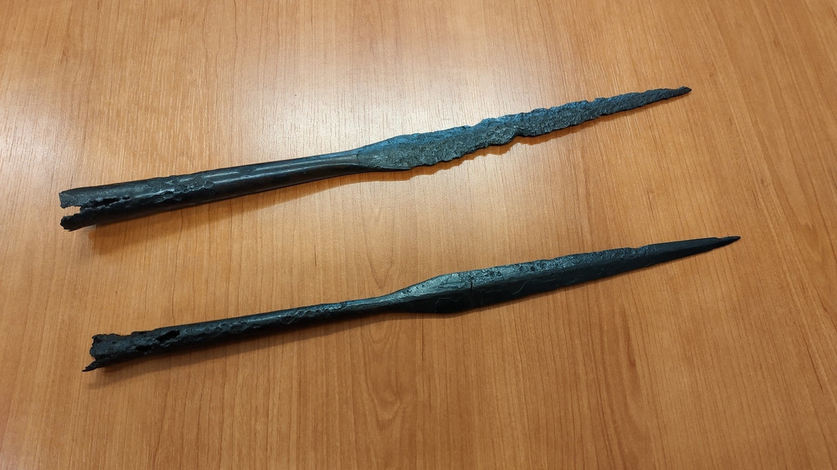 Ngôi mộ cổ này rất giàu đồ tùy táng, nhiều trong số đó là vũ khí như kiếm, dao, đầu mũi tên, cựa ngựa, khóa thắt lưng, phụ kiện ngựa, và hàng chục hiện vật, phụ kiện chiến đấu nhỏ hơn. Ảnh: @Bảo tàng Khu vực Suwałki.