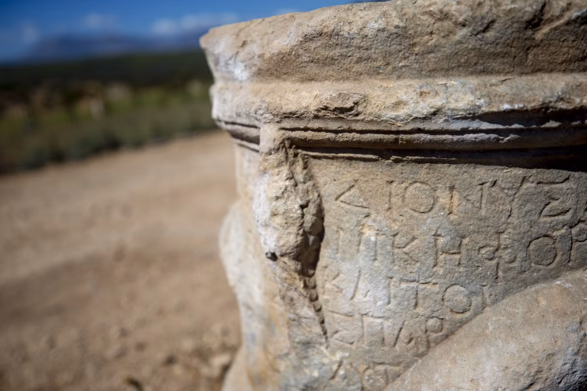 Tại thành phố Lycia cổ đại, các chuyên gia còn tìm thấy một số đồng tiền Gordian có hình một con rắn quấn quanh một chiếc vạc ba chân, một cột trụ đền thờ bên phải có điêu khắc hình rắn quấn. Ảnh: @Đại học Antalya Bilim.