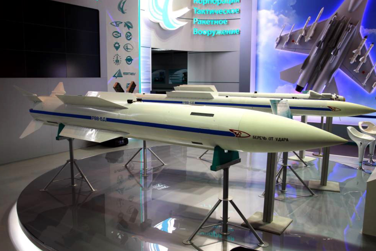 Hệ thống đẩy của tên lửa này bao gồm một động cơ tên lửa nhiên liệu rắn, giúp đẩy tên lửa R-37M lên tốc độ siêu thanh, được cho là vượt quá tốc độ Mach 6 (tương đương 7.408 km/h), khiến các mục tiêu khó có thể trốn tránh. Ảnh: @Military Watch Magazine.